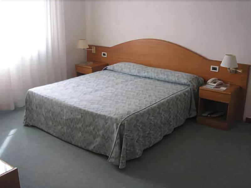 Hotel Italia Равена Екстериор снимка